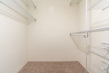 Walk-in/wardrobe closets